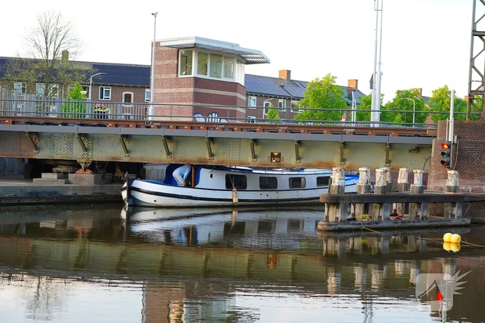 Boot ramt spoorbrug, trein verkeer gestremd