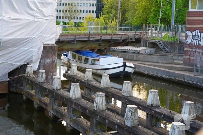 Boot ramt spoorbrug, trein verkeer gestremd