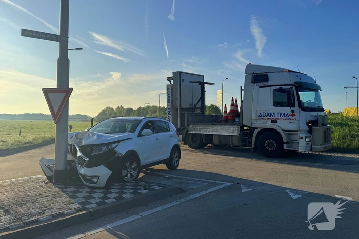 Bestuurster onder invloed botst tegen paal