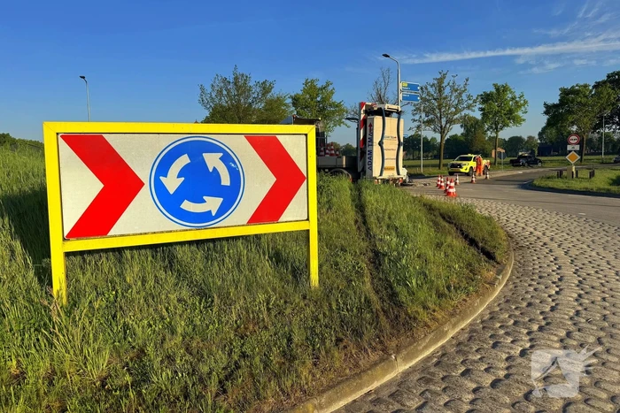 Bestuurster onder invloed botst tegen paal
