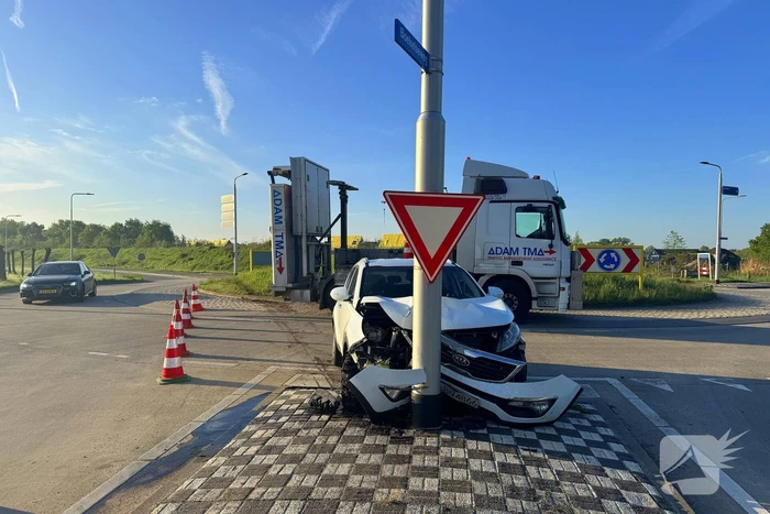 Bestuurster onder invloed botst tegen paal