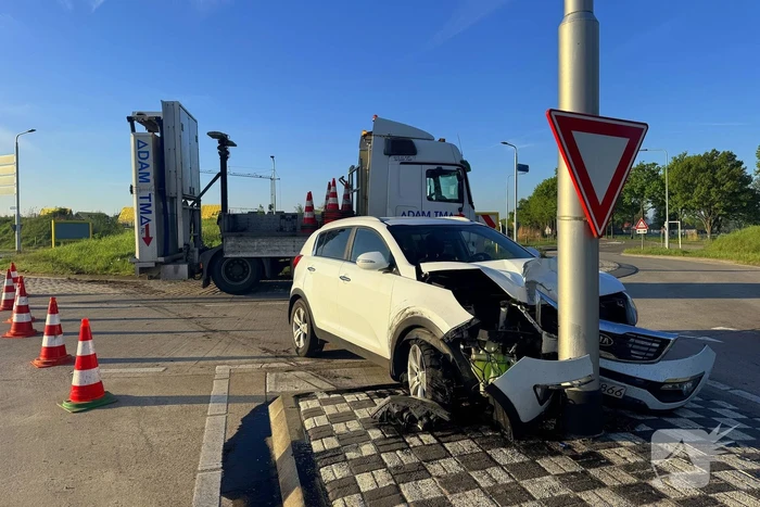 Bestuurster onder invloed botst tegen paal