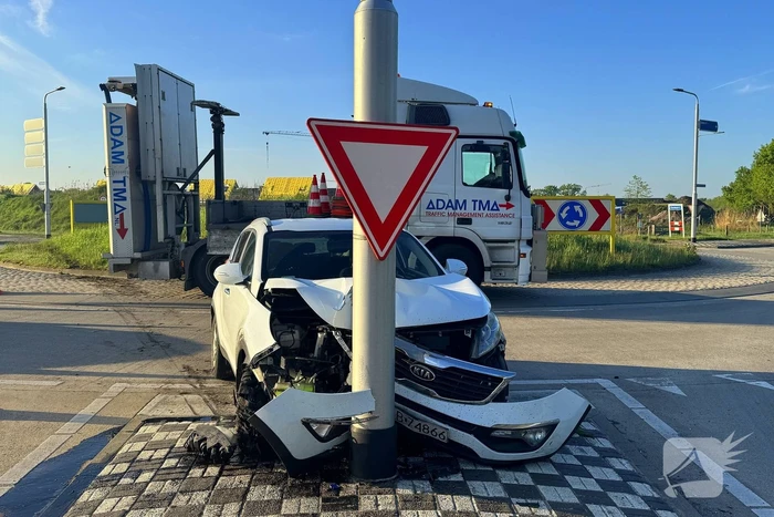 Bestuurster onder invloed botst tegen paal