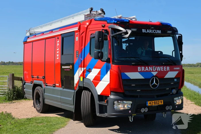 Brandweer redt schaap uit het water