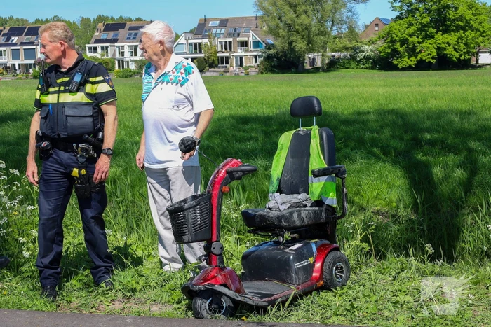 Scootmobiel belandt in sloot