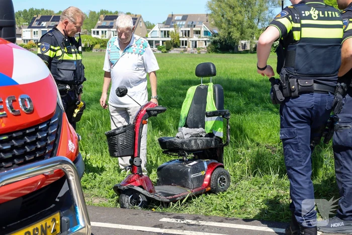 Scootmobiel belandt in sloot