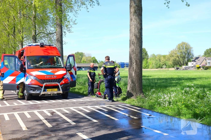 Scootmobiel belandt in sloot