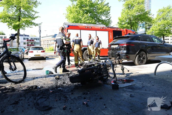 Dure fiets aangetast door brandende scooter