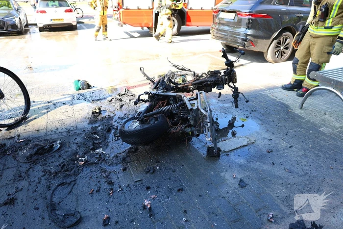 Dure fiets aangetast door brandende scooter