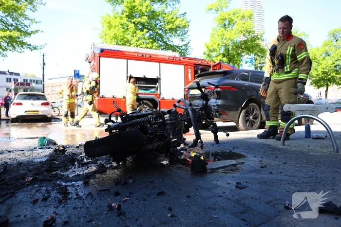Dure fiets aangetast door brandende scooter