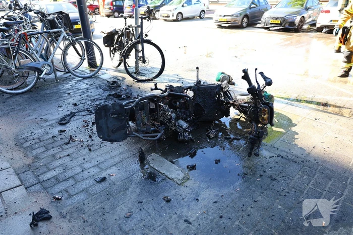 Dure fiets aangetast door brandende scooter