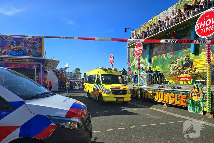 Medewerker word meegesleurd door kermisattractie en valt hard naar beneden