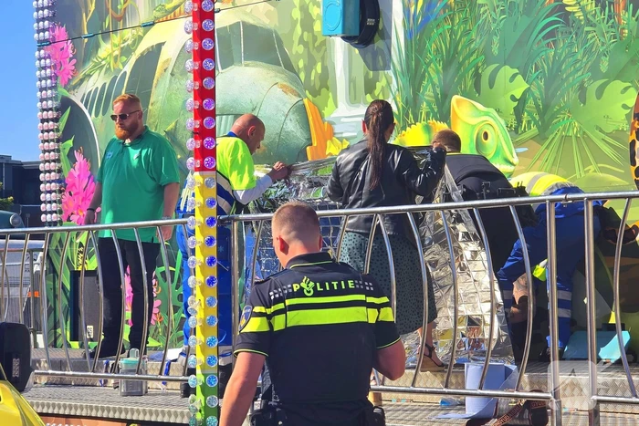 Medewerker word meegesleurd door kermisattractie en valt hard naar beneden
