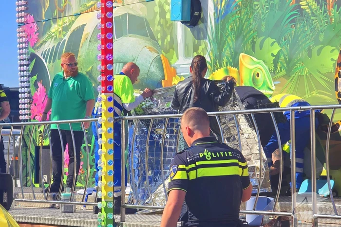 Medewerker word meegesleurd door kermisattractie en valt hard naar beneden