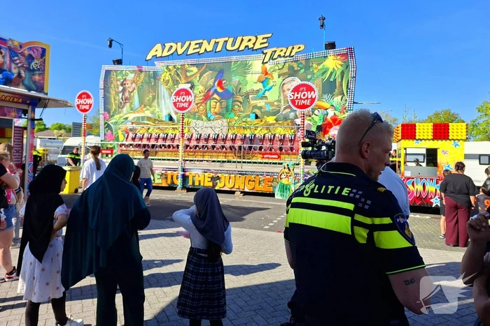 Medewerker word meegesleurd door kermisattractie en valt hard naar beneden