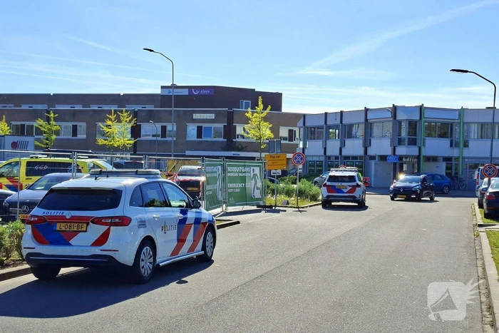 Medewerker word meegesleurd door kermisattractie en valt hard naar beneden