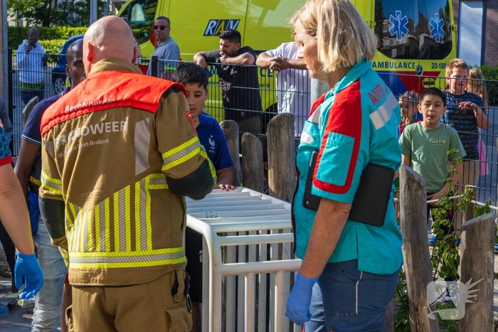 Brandweer bevrijdt kind dat vast zit