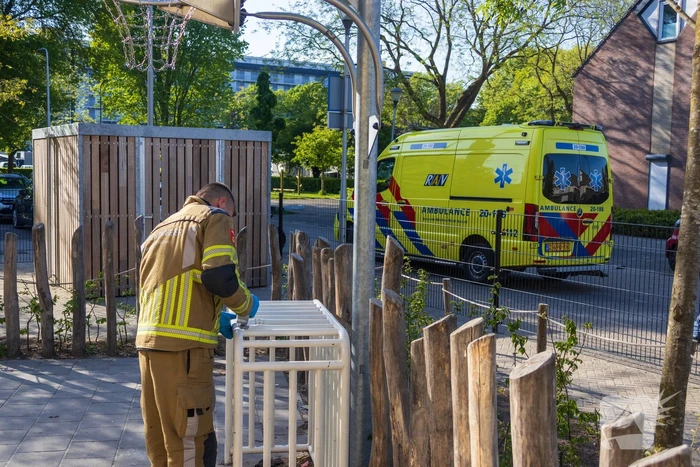 Brandweer bevrijdt kind dat vast zit