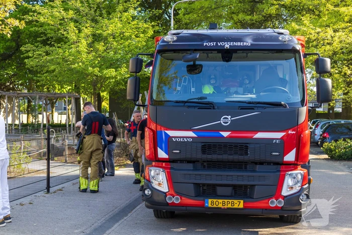 Brandweer bevrijdt kind dat vast zit
