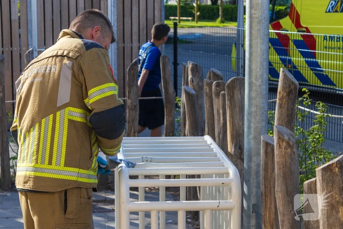 Brandweer bevrijdt kind dat vast zit