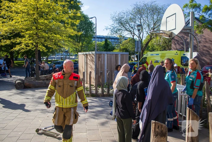 Brandweer bevrijdt kind dat vast zit