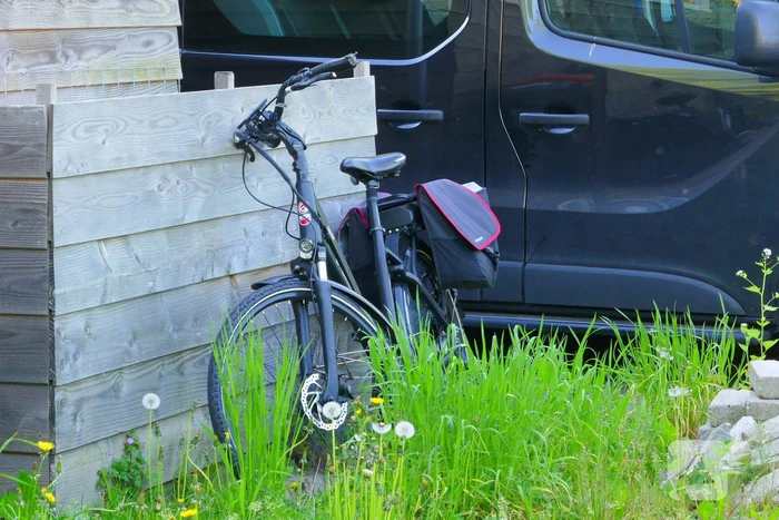 Barst in voorruit na botsing met e-biker