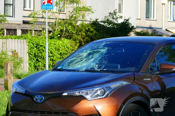Barst in voorruit na botsing met e-biker