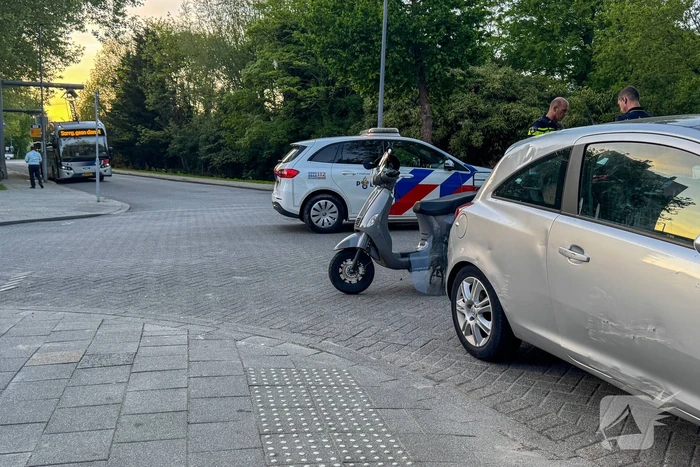 Scooterrijder in botsing op kruising