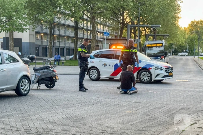 Scooterrijder in botsing op kruising