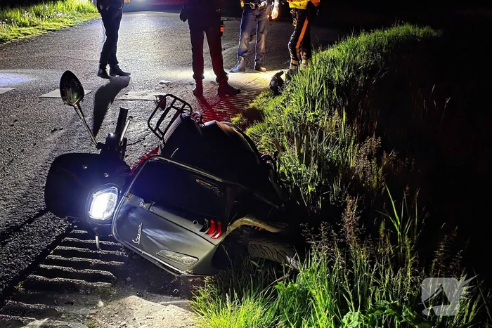 Scooter botst frontaal op auto