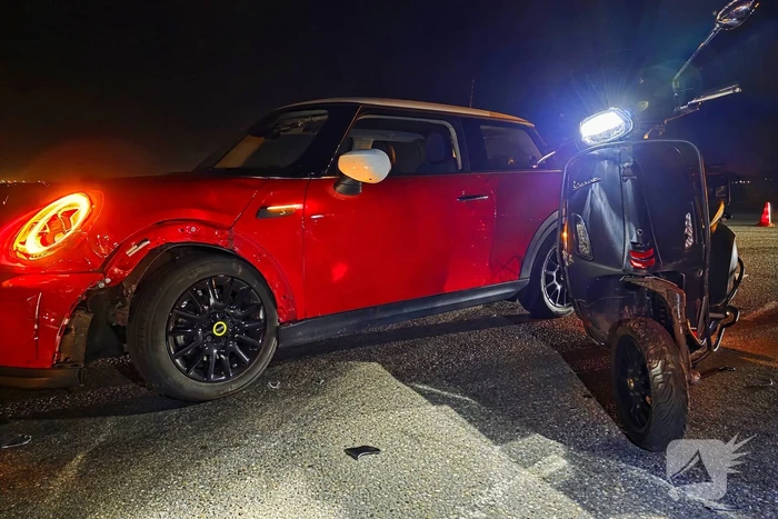 Scooter botst frontaal op auto