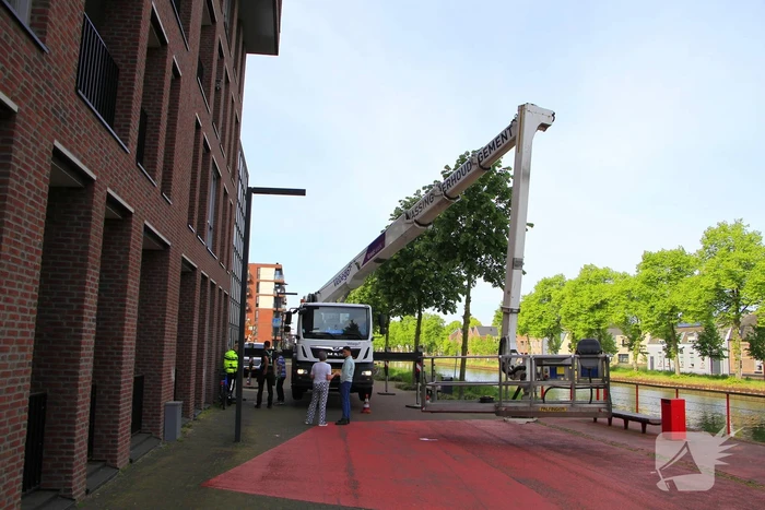 Fietser klapt op hoogwerker