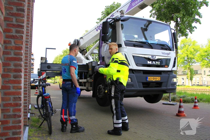 Fietser klapt op hoogwerker