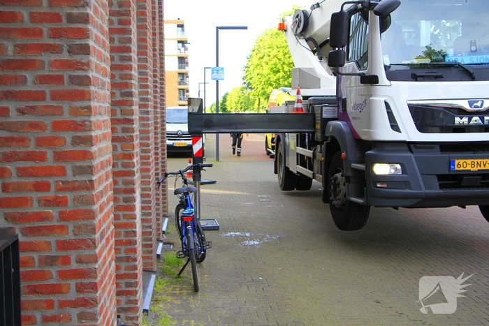 Fietser klapt op hoogwerker