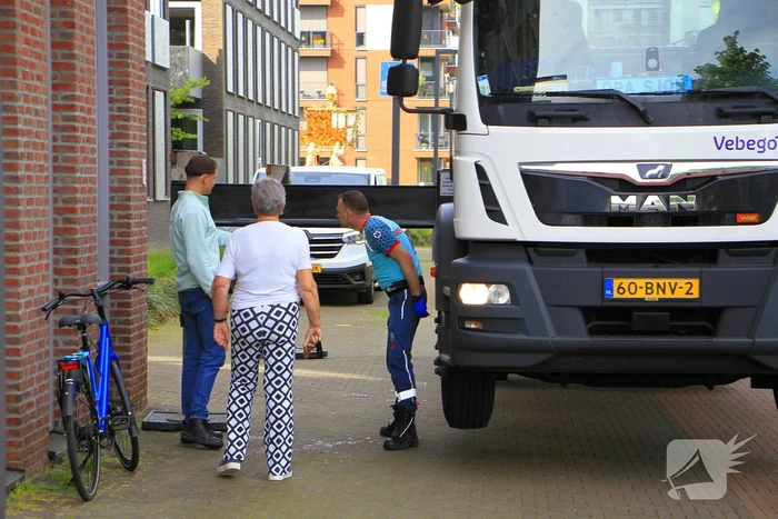 Fietser klapt op hoogwerker