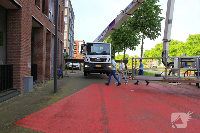 Fietser klapt op hoogwerker