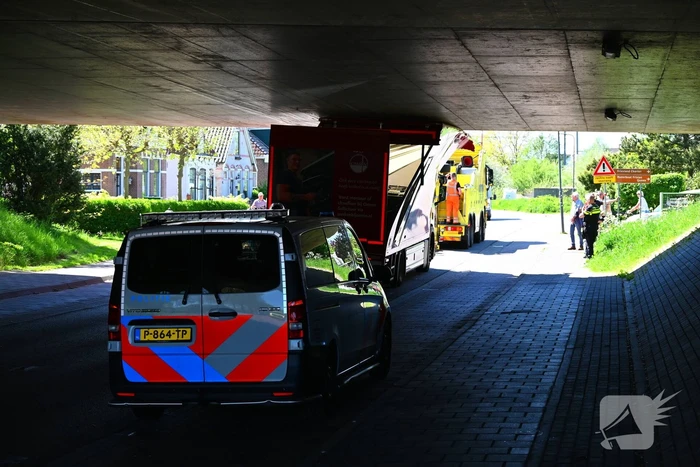 Veel schade nadat vrachtwagen klem raakt onder viaduct