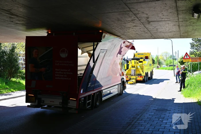 Veel schade nadat vrachtwagen klem raakt onder viaduct