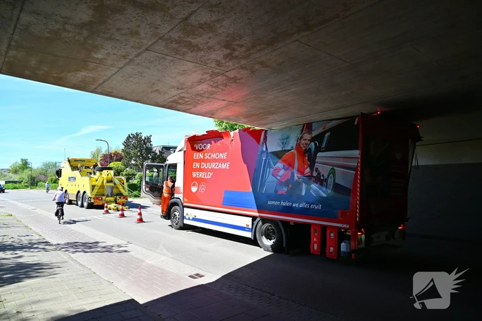 Veel schade nadat vrachtwagen klem raakt onder viaduct