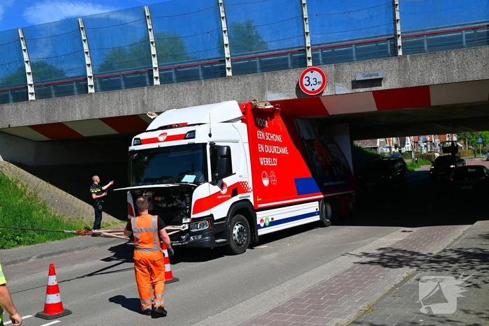 Veel schade nadat vrachtwagen klem raakt onder viaduct