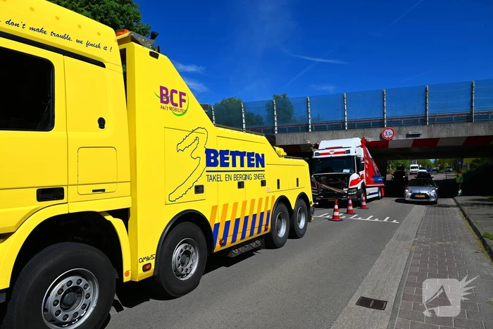 Veel schade nadat vrachtwagen klem raakt onder viaduct
