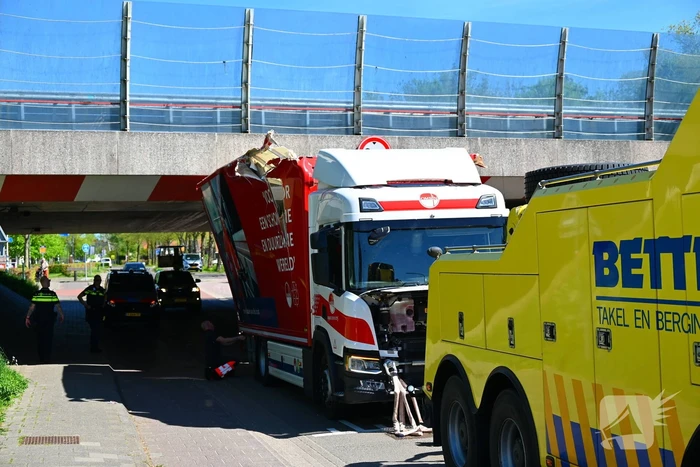 Veel schade nadat vrachtwagen klem raakt onder viaduct