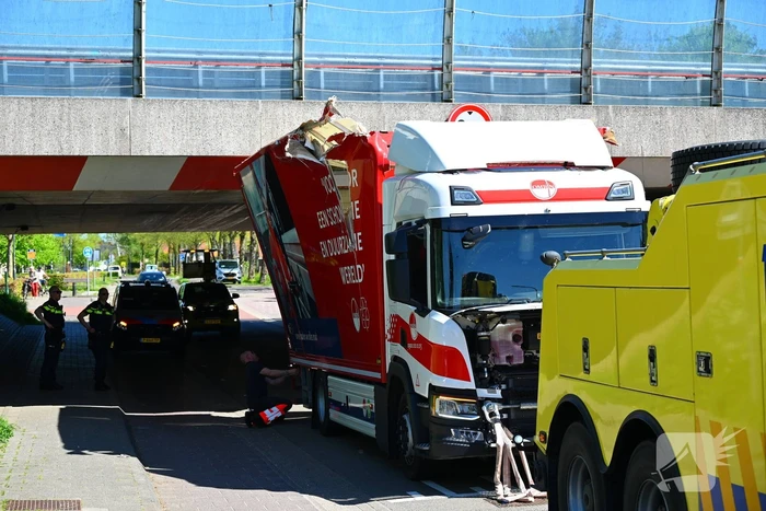 Veel schade nadat vrachtwagen klem raakt onder viaduct