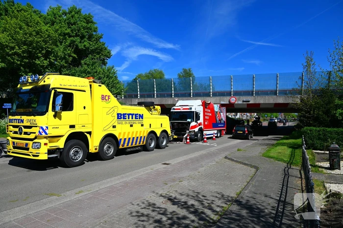 Veel schade nadat vrachtwagen klem raakt onder viaduct