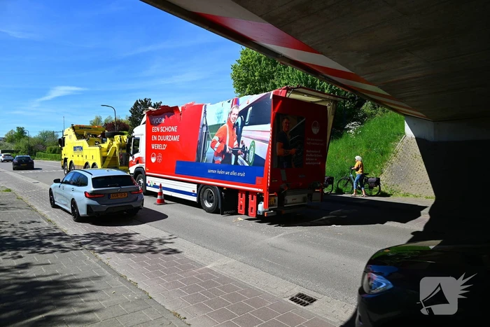 Veel schade nadat vrachtwagen klem raakt onder viaduct