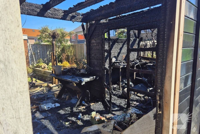 Schuur volledig verwoest door brand
