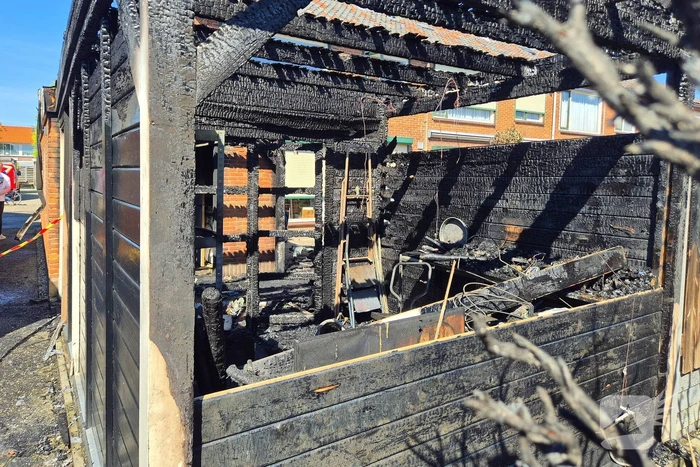 Schuur volledig verwoest door brand