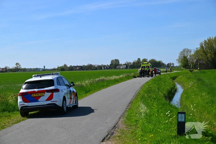 Twee fietsers komen hard ten val