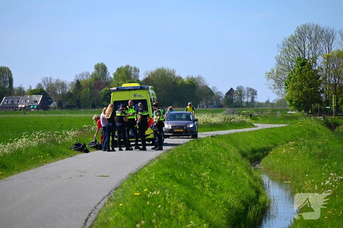 Twee fietsers komen hard ten val