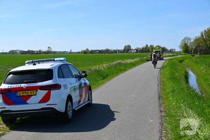 Twee fietsers komen hard ten val